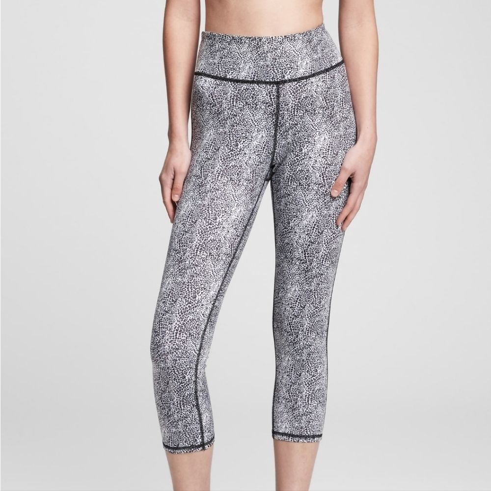 XXL Women's GAP Compression Capris Leggings Gym Pants Black Cheetah Print - NWT